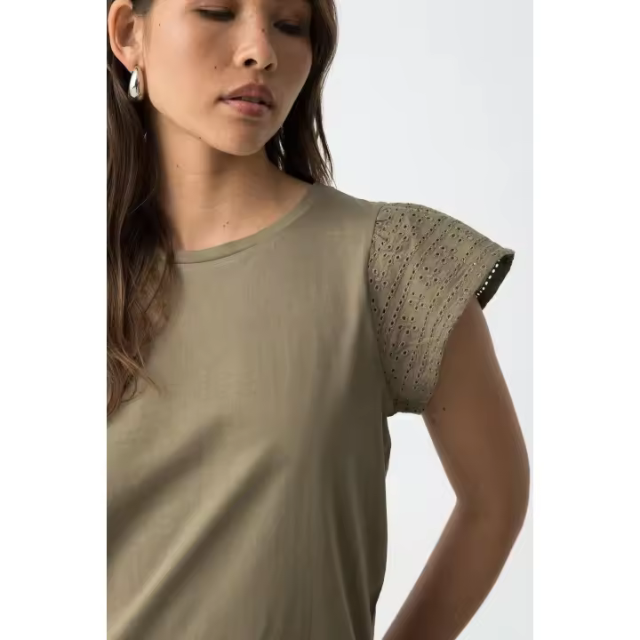 Camiseta graciosa verde oliva. La Camiseta Graciosa Verde de Tiffosi es una prenda fresca y femenina que combina diseño y confort: - 1
