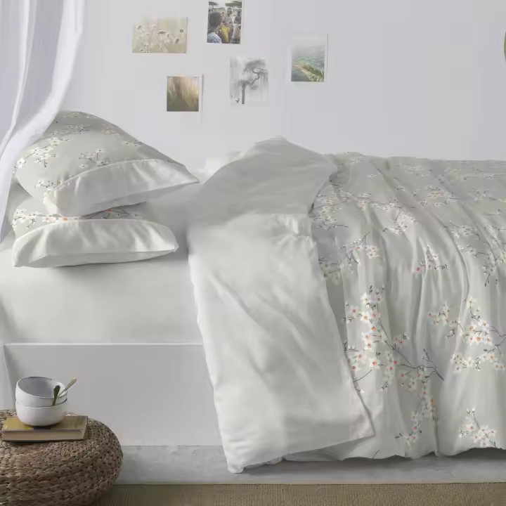 Juego de funda nórdica Diseño 531. BURRITO BLANCO. Incluye funda nórdica, sábana bajera y 1/2 fundas de almohadas. Elegante estampado de flores japonesas. Disponible en color Jade y gris. 50% Algodón- 50% poliéster. Tamaños 90, 135, 150-160 y 180cm. - 1