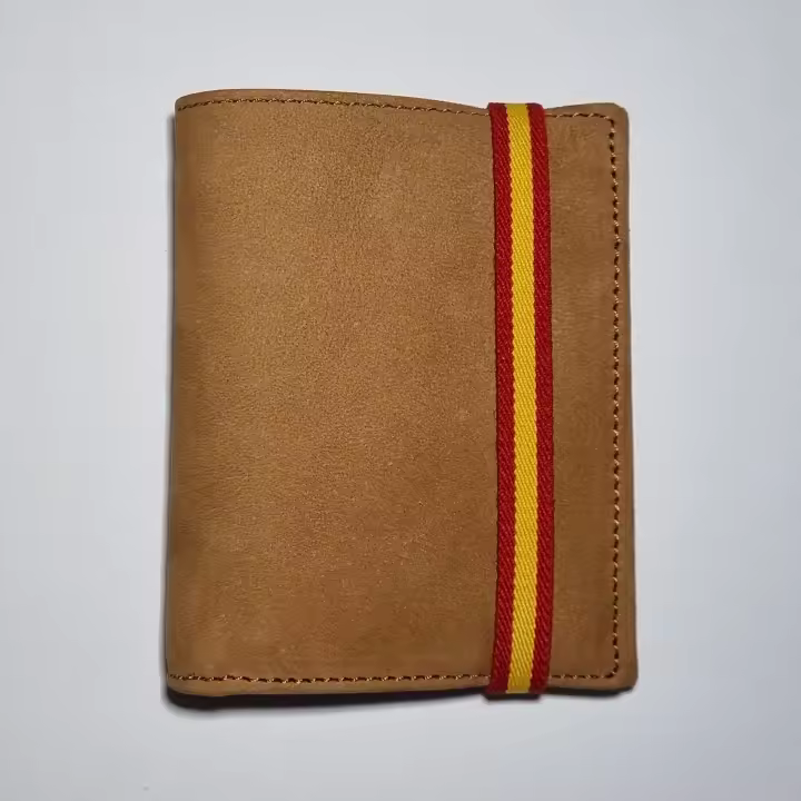 Cartera de piel auténtica para hombre con diseño distintivo de la bandera de España (cinta de cierre) - Fabricada a mano en España - Presentada en bolsa de tela estilo saco - Calidad garantizada - Regalo Especial. Lukkalia - Kids and Us / LKKCME2 - 1