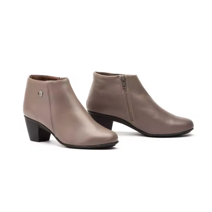Mº417 GRIS en España Botines Mujer Piel GRIS Tacón Cremallera Numeración: 35-41 Marca: Cutillas Altura tacón 5,5 cm Botines de piel natural en tono GRIS: elegancia atemporal para el consumidor sofisticado. Fabricados con esmero en España, estos botines - 1