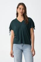 Camiseta npepita verde. Ajustable en las mangas, es muy fluida y suave. Color muy intenso para esta temporada - details 1