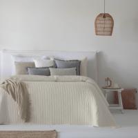 Colcha Boutí Azara Beige Liso de Fundeco: Acolchado Fino, Tacto Soft Touch y Diseño Elegante para Camas de 90, 135, 150 y 180 cm en Varios Colores - details 1