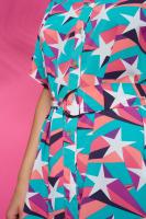 Vestido Kimmel de Minueto. El Vestido Camisero Kimmel de Minueto es una prenda versátil y elegante. Presenta un escote en pico favorecedor, manga corta y un estampado de estrellas que le da un toque único. - details 1
