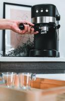 Cafetera exprés Jocca 20 bares con vaporizador orientable. Café estilo barista en casa con depósito de agua desmontable 1,25L, portafiltro con doble salida, bandeja de goteo extraíble. Incluye cuchara dosificadora con prensador. Potencia de 1100W - details 1