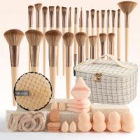 MOV Set de 44 brochas de maquillaje Kines color beige en una bolsa de almacenamiento portátil de gran capacidad, ideal para guardar artículos de aseo personal durante los viajes. - details 0