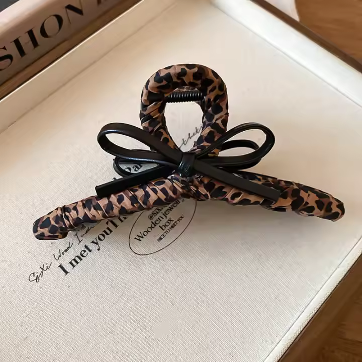 Pinza Para El Cabello De Cuero Artificial Con Diseño De Leopardo Y Lazo Adorno De Moda Para Mujer Accesorio De Pelo Cool Y Dulce Para Exteriores - 1