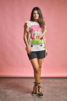 Camiseta Amigas de Anabel Lee."ELLAS SON MI LUGAR FAVORITO. Estoy en un punto que a todo me apunto."     -Camiseta de corte recto y cuello redondo.  -Tirante ancho, acabado en volante crochet.  -Maxi print delantero con detalle de foil. - details 2