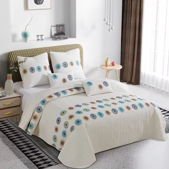 Novotextil Colcha Bordada Primavera/Verano con 2 o 4 Fundas de Cojín Microfibra Suave Ideal Camas 90  105 135 150 180 cm Colores Neutros con Bordado Vivo Colcha Ligera Lavable Perfecta Entretiempo Relleno de 150gr/m2 Aporta - 1