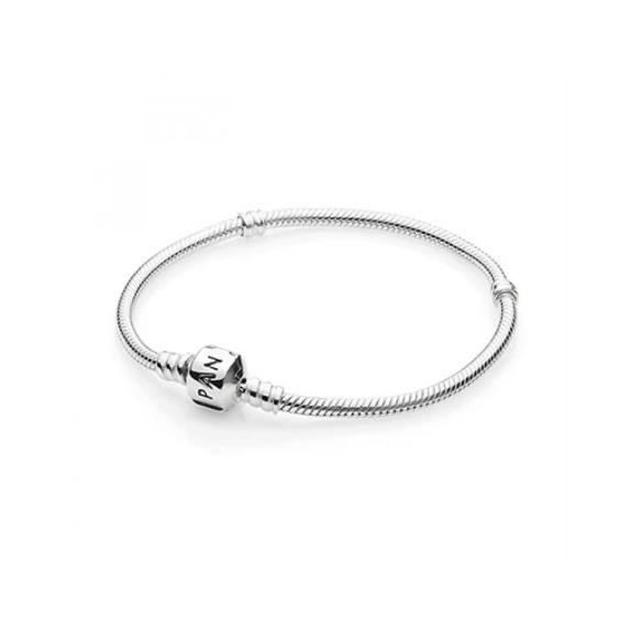 590702 - Pulsera Pandora Plata Cierre  Pandora 590702 <p>Escoge la talla correcta:<br>Coloca una cinta métrica ajustada alrededor de tu muñeca y añade 2cm más. Puedes llevar hasta 15 o 20 charms. La pulsera puede dar</p>