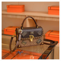Bolso De Hombro Para Mujer Estilo Retro Con Decoración De Insignia De Oso Exquisito Bolso Cruzado De PU Suave Con Lining De Poliéster - details 16