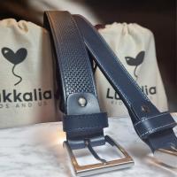 Cinturón de Piel Azul con Costuras contrastadas para Hombre. REGALO INCLUIDO: Auriculares TWS E6S. Medida Ajustable. Elegante y Resistente. Fabricado a Mano en España. Presentado en bolsa de tela. Regalo Especial. Lukkalia - Kids and Us / LKCAC - details 1