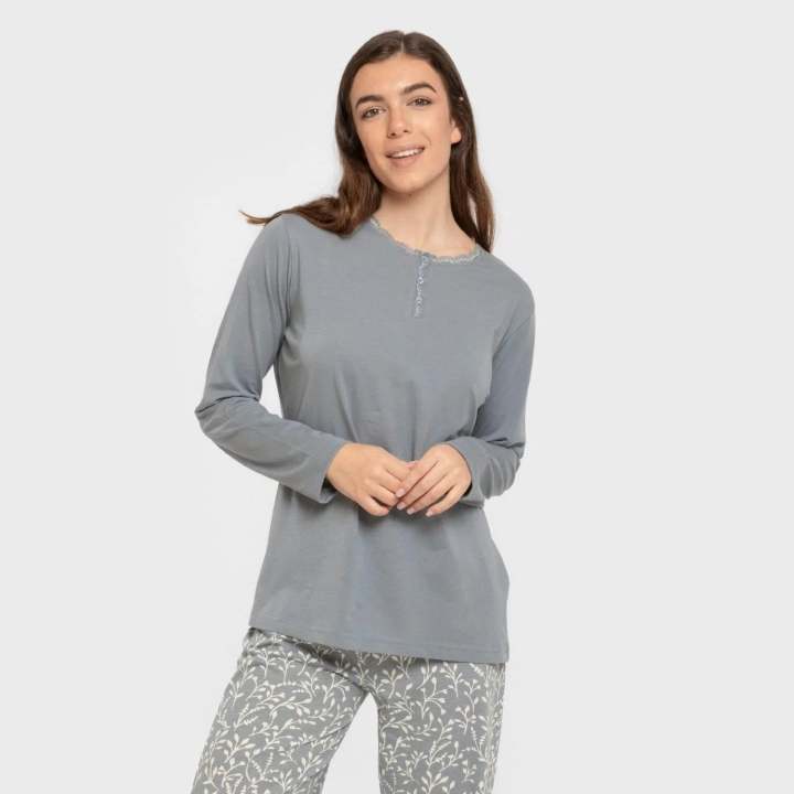 Descubre el Pijama Largo de Algodón Lauri Índigo para Mujer: Conjunto Cómodo y Elegante con Camiseta Azul de Manga Larga y Pantalón Estampado de Ramilletes Blancos. Ajuste Perfecto con Cintura Elástic