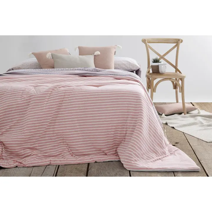 Edredón juvenil de Burrito Blanco, en tejido de punto o tejido de tacto extra suave. Diseño de rayas rosa y blanco en la cara superior y reverso rosa. Edredón para primavera y otoño con relleno de 150 grs/m². Disponible para cama de 90, 135 y 150 cm.. - 1