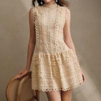 Vestido Mini De Encaje Con Agujeros Huecos Para Mujer Cuello Erguido Sin Mangas Cintura Alta Spliced Botones Estilo Vintage - details 17