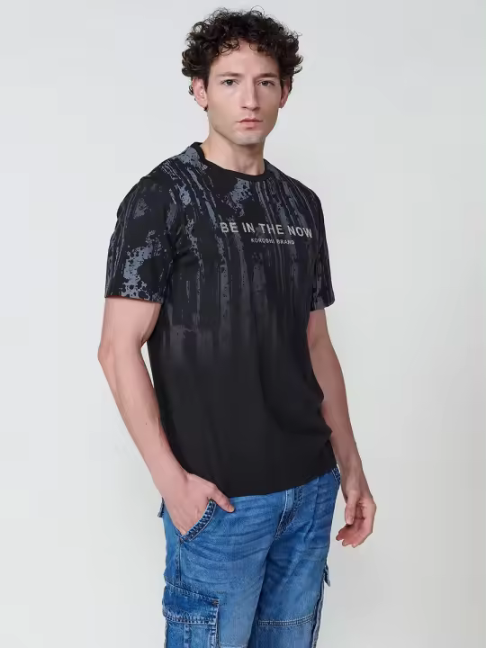 Koroshi Camiseta negra de algodón para hombre con estampado frontal y cuello redondo - 1