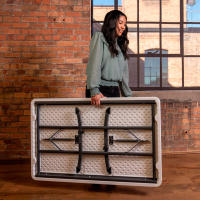 Lifetime - mesa plegable blanca 122x76 cm, altura 74 cm, tablero polietileno alta densidad, protección UV, resistente al agua, estructura metálica estable, uso interior exterior, práctica y duradera - details 5