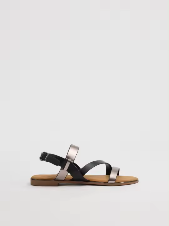 Sandalias planas elegantes con tiras cruzadas brillantes, cierre ajustable y diseño versátil para verano INSIDE - 1