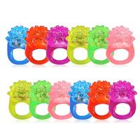 Anillo Luminoso De Fresa Para Niños Juguete De Luz LED Fluorescente Anillo De Dedo Brillo Juguete Infantil Visible En La Oscuridad Tamaño 4.5*3.5cm Peso 10g - details 0