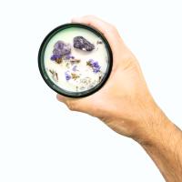 Viva Esencia – Vela artesana con flores secas, gemas naturales y cera de soja ‘La Luna’, aromática y espiritual, ideal para rituales de calma, equilibrio emocional, meditación profunda e intuición – Hop Hare - details 2