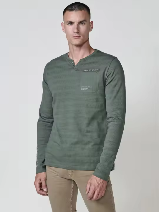 Koroshi - Camiseta hombre manga larga estampada con cuello redondo y abertura estilo henley, 100% algodón, disponible en kaki y navy - 1