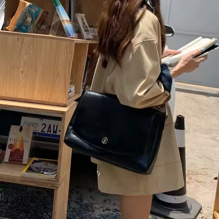 Nueva Bandolera Grande Retro Para Mujer 2025 Con Capacidad Alta Y Textura Estilo De Comercio Diario Tamaño Grande Color Marrón Oscuro Y Negro - 1