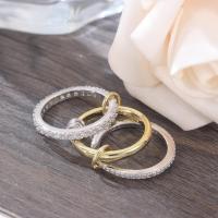 Anillo de eslabones entrelazados en oro bañado, con circonitas y múltiples elementos bicolor - details 8
