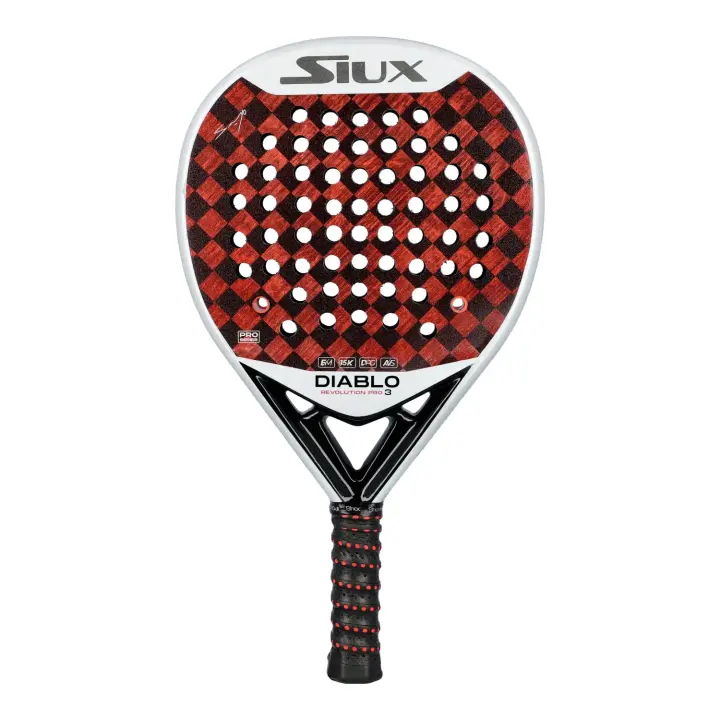 PALA SIUX DIABLO REVOLUTION PRO 3, ha sido diseñada para jugadores de pádel de nivel avanzado o profesional que buscan polivalencia en cada jugada. Tiene un tacto duro y un  peso ligero de 355-375 gramos que posibilita una gran libertad de movimiento. - 1