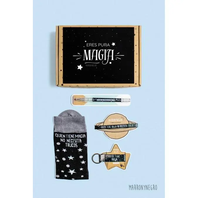 MARRONYNEGRO - Pack Regalo Calcetines Quien Tiene Mágia No Necesita Trucos - Incluye pulsera, boli y llavero - Especial para San Valentín, Parejas y Familia - 80% algodón - Unisex. - 1
