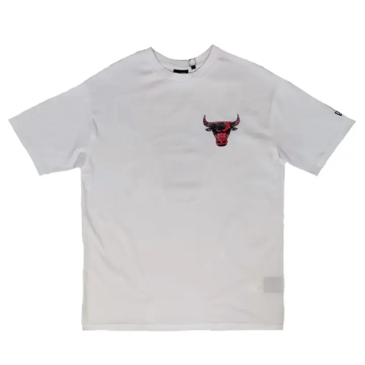 Camiseta "NBA Infill Team Logo Chicago Bulls" New Era , Oversized en Blanco - 1