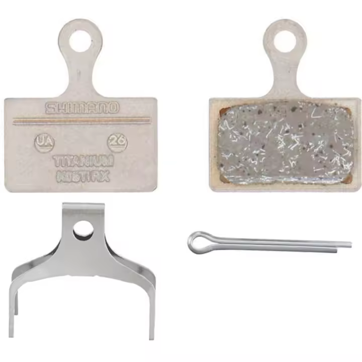SHIMANO | Pastillas De Freno Resina K05TI - Pastillas de freno orgánicas con placa de soporte de titanio, muy resistentes y de alto rendimiento en el frenado.
Compatibilidad: BR-M9100, BR-M9110, - 1