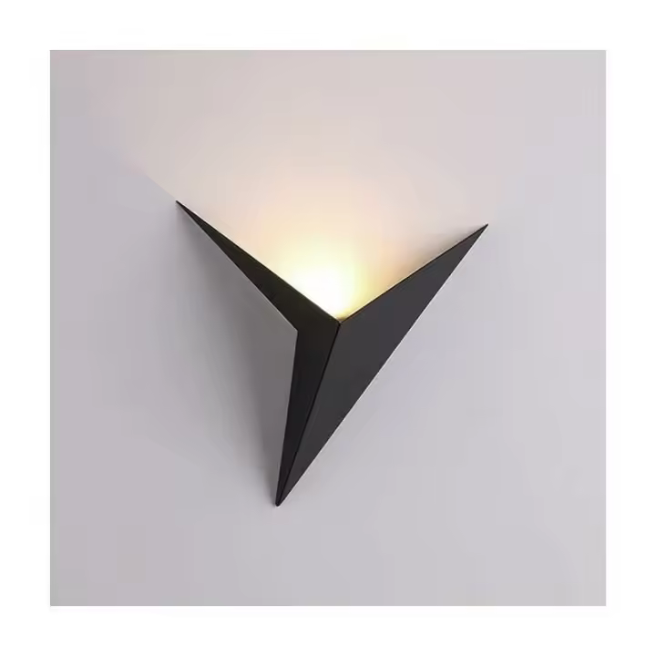 Luz de pared interior LED de 3W, lámpara de pared negra con forma de triángulo creativo 3000K Luz de pared de metal moderna blanca cálida para dormitorio, sala de estar, escaleras, pasillo (negro) - 1