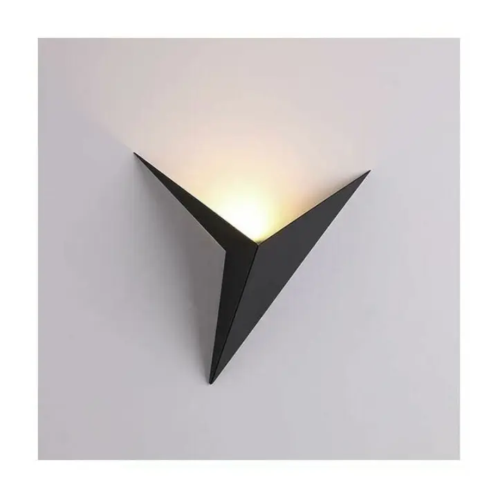 Luz de pared interior LED de 3W, lámpara de pared negra con forma de triángulo creativo 3000K Luz de pared de metal moderna blanca cálida para dormitorio, sala de estar, escaleras, pasillo (negro) - 1