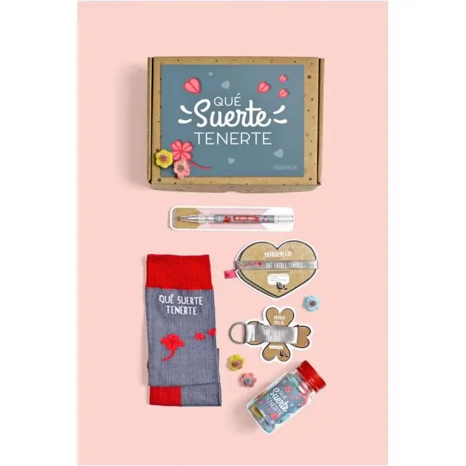 MARRONYNEGRO - Calcetines Qué Suerte Tenerte - Incluye boli, pulsera, llavero y chuches - Regalo especial para San Valentín, Aniversarios, Parejas y Familia - 80% algodón - Unisex. - 1