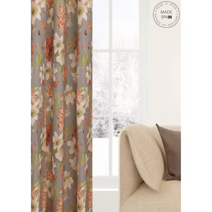 Cortina confeccionada Ollados metálicos Paula Gris. Esta cortina translúcida aporta luz y estilo a cualquier estancia. Su diseño moderno la convierten en la elección ideal. ¡Disfruta de la calidad y el diseño español! Fabricado en España - 1