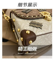 Bolso De Hombro Para Mujer Estilo Retro Con Decoración De Insignia De Oso Exquisito Bolso Cruzado De PU Suave Con Lining De Poliéster - details 23