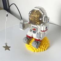 Bloques De Construcción Micro Astronauta Traje De Espacio Con LED Juguetes Para Niños Fomentan El Conocimiento Espacial Desarrollo Cognitivo - details 1