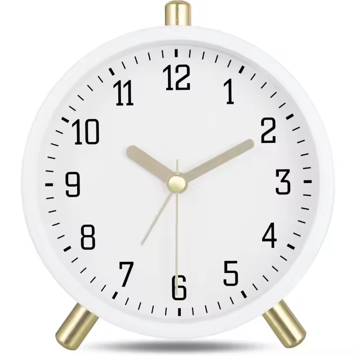 Reloj despertador clásico de metal analógico sin tictac, despertador silencioso de color blanco leche con luz, reloj de mesa decorativo simple y moderno para mesita de noche de dormitorio de 11 cm - 1