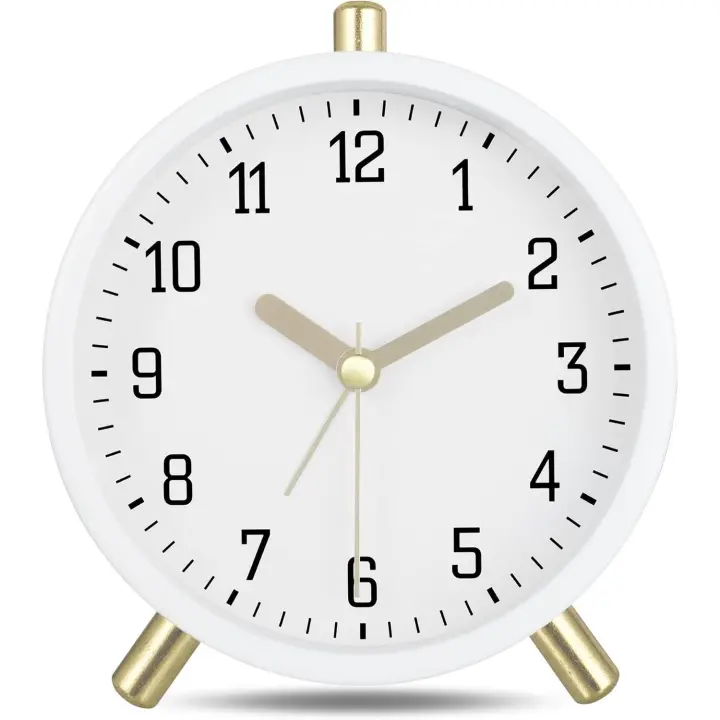 Reloj despertador clásico de metal analógico sin tictac, despertador silencioso de color blanco leche con luz, reloj de mesa decorativo simple y moderno para mesita de noche de dormitorio de 11 cm - 1