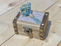 Porta alianzas para boda artesanales en cofre de madera con ramitos de flores naturales preservadas paniculata broom glixias azules blanco roto granate baúl de madera para anillos de boda - details 3