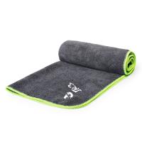 JR3 Toalla de baño, playa o deporte, remallado con filamento de poliéster a tres hilos mismo tono, excepto en el color plomo oscuro que el remallado es en amarillo flúor  con adorno elástico para plegado. - details 4