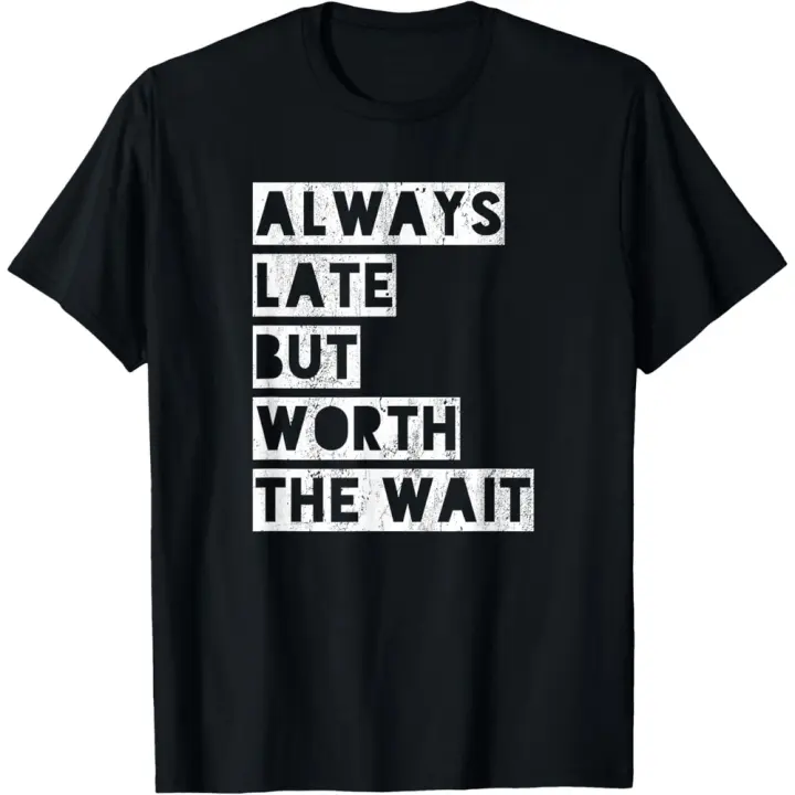Camiseta unisex informal de cuello redondo, tejido de punto suave y cómodo, moda de verano, 100 % algodón, ligera elasticidad, corte regular. Always late, but worth waiting for T-shirt - 1