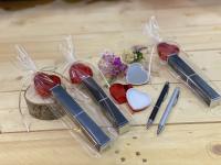 Lote de 10/15 bálsamo de labios en forma de corazón con espejo y bolígrafo de aluminio Antonio Miró en bolsa de regalo - Regalos para invitados de Boda, Comuniones, Bautizos, aniversarios, cumpleaños - details 5