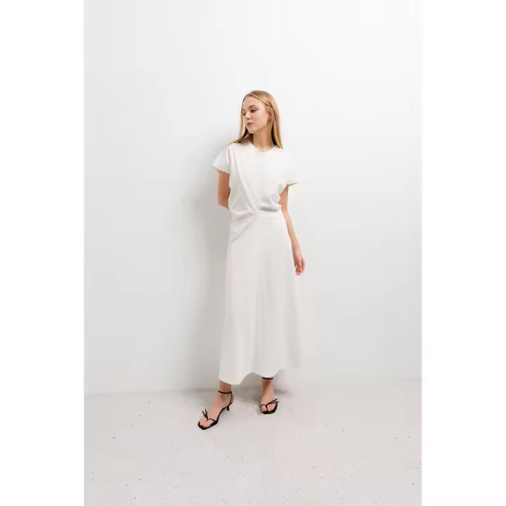 PuntoSalao Vestido midi frunces largo color blanco manga corta para mujer Un vestido son sus detalles de frunces delanteros, que le dan un toque original y sofisticado - 1