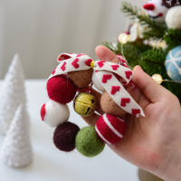 Mini Coronilla De Navidad Hecha a Mano Con Bolitas De Lana Y Campana Decoración Para Niñas Corazón De Navidad - details 2