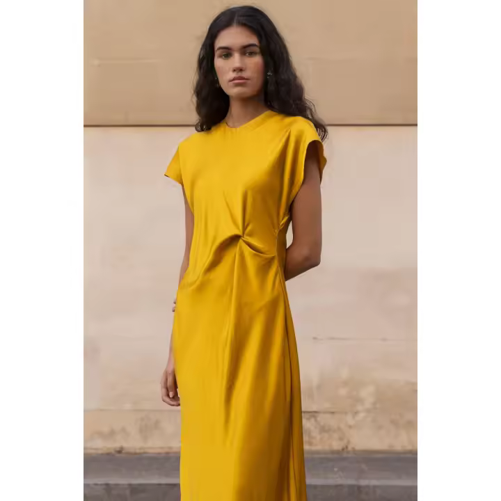 PuntoSalao Vestido satinado largo detalle drapeado para mujer color naranja - Un Este vestido está confeccionado con un satín suave y brillante que aporta un toque de lujo y sofisticación. - 1