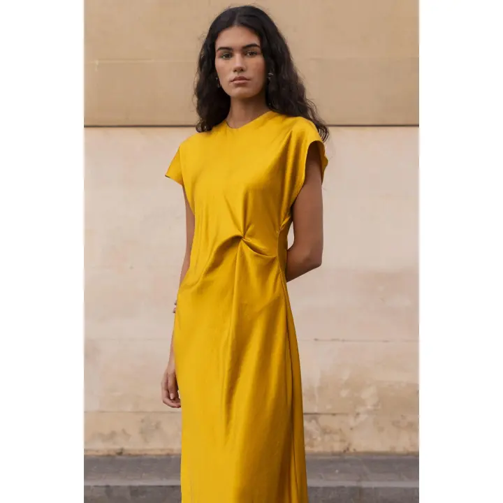 PuntoSalao Vestido satinado largo detalle drapeado para mujer color naranja - Un Este vestido está confeccionado con un satín suave y brillante que aporta un toque de lujo y sofisticación. - 1
