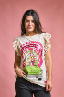 Camiseta Amigas de Anabel Lee."ELLAS SON MI LUGAR FAVORITO. Estoy en un punto que a todo me apunto."     -Camiseta de corte recto y cuello redondo.  -Tirante ancho, acabado en volante crochet.  -Maxi print delantero con detalle de foil. - details 0