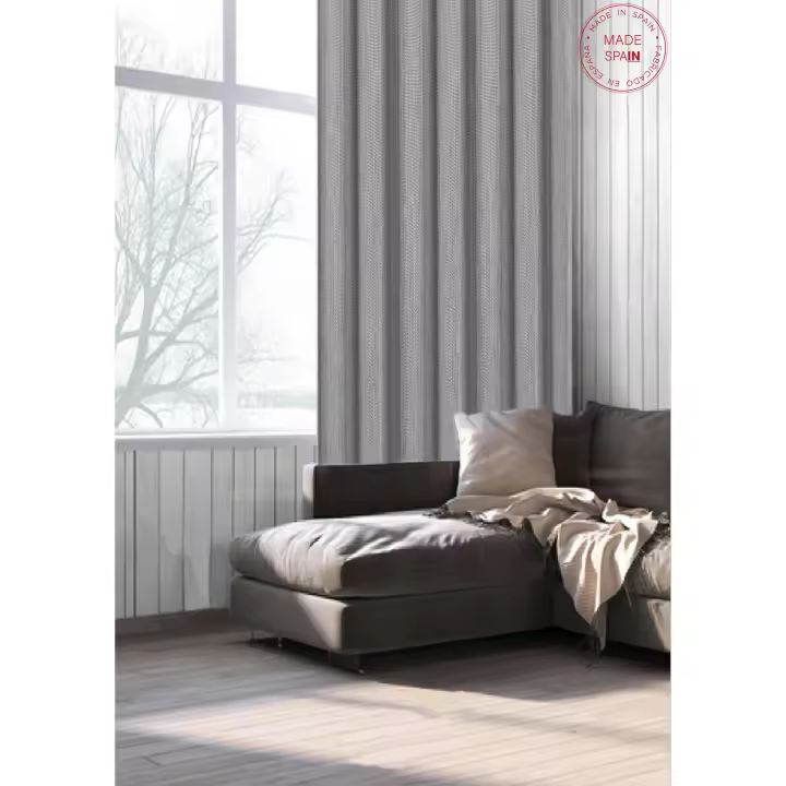 Cortina Lisboa Gris transforma tu salón, dormitorio o cocina con esta cortina translúcida de ollados. Fabricada con materiales reciclados, incluye cinta pasabarras para un ajuste perfecto. ¡Disfruta de la calidad y la belleza! Fabricado en España - 1