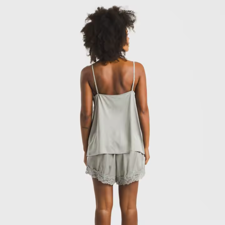 TRAMAS+ Pijama Mujer Verano de Satén, Conjunto Camiseta Tirantes y Pantalón Corto con Cintura Ajustable, Set Corto de Saten con Encaje, Cómodo, Fresco y Elegante - 1