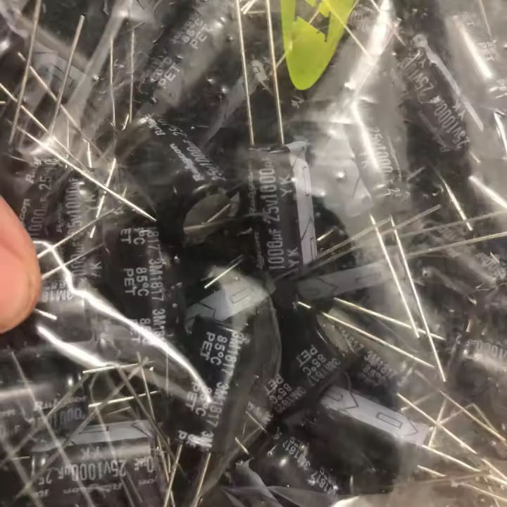 10pcs Capaces Electrolíticos De Cobre Japón Rubycon 25V1000UF 1000UF 25V Yk Preciosos 10*16 Piezas Para Automóviles - 1